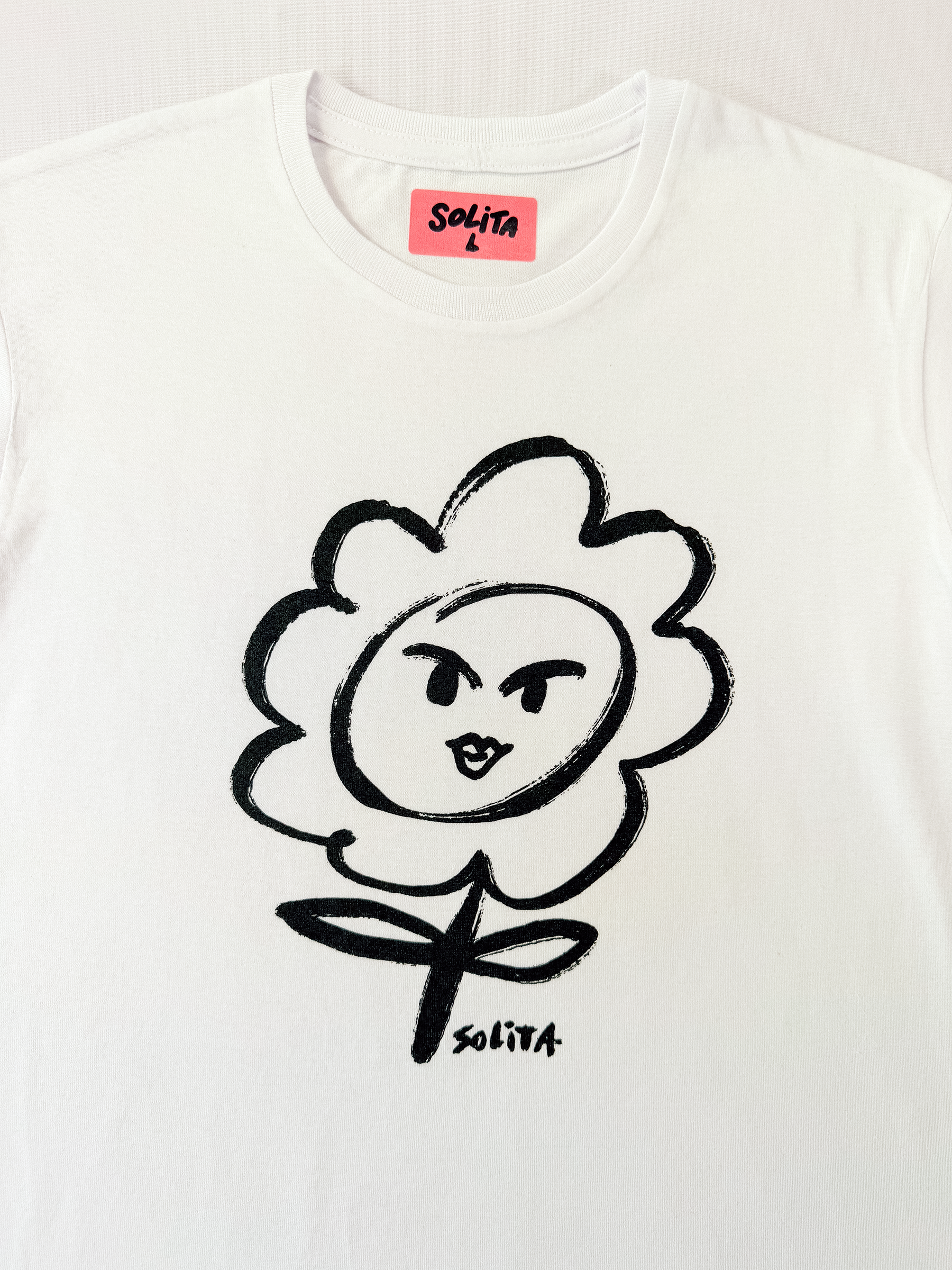 Mascot Solita, Baby Tee blanca